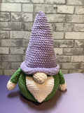 Gnome crocheté à la main avec un grand chapeau lilas / Handmade crochet gnome with a tall lilac hat