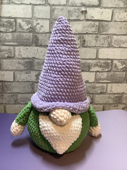 Gnome crocheté à la main avec un grand chapeau lilas / Handmade crochet gnome with a tall lilac hat